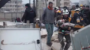 Servicios de emergencia buscan supervivientes en el terremoto de Turquía Servicios de emergencia buscan supervivientes en el terremoto de Turquía