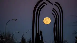 La primera luna llena del mes de febrero, o luna de la nieve Luna llena de febrero, luna de la nieve