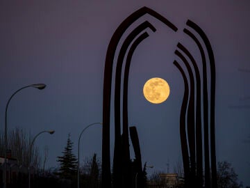 La primera luna llena del mes de febrero, o luna de la nieve