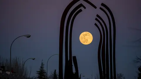 La primera luna llena del mes de febrero, o luna de la nieve Luna llena de febrero, luna de la nieve