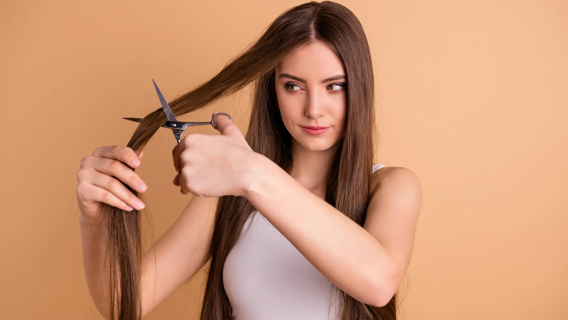 Chica cortándose el pelo