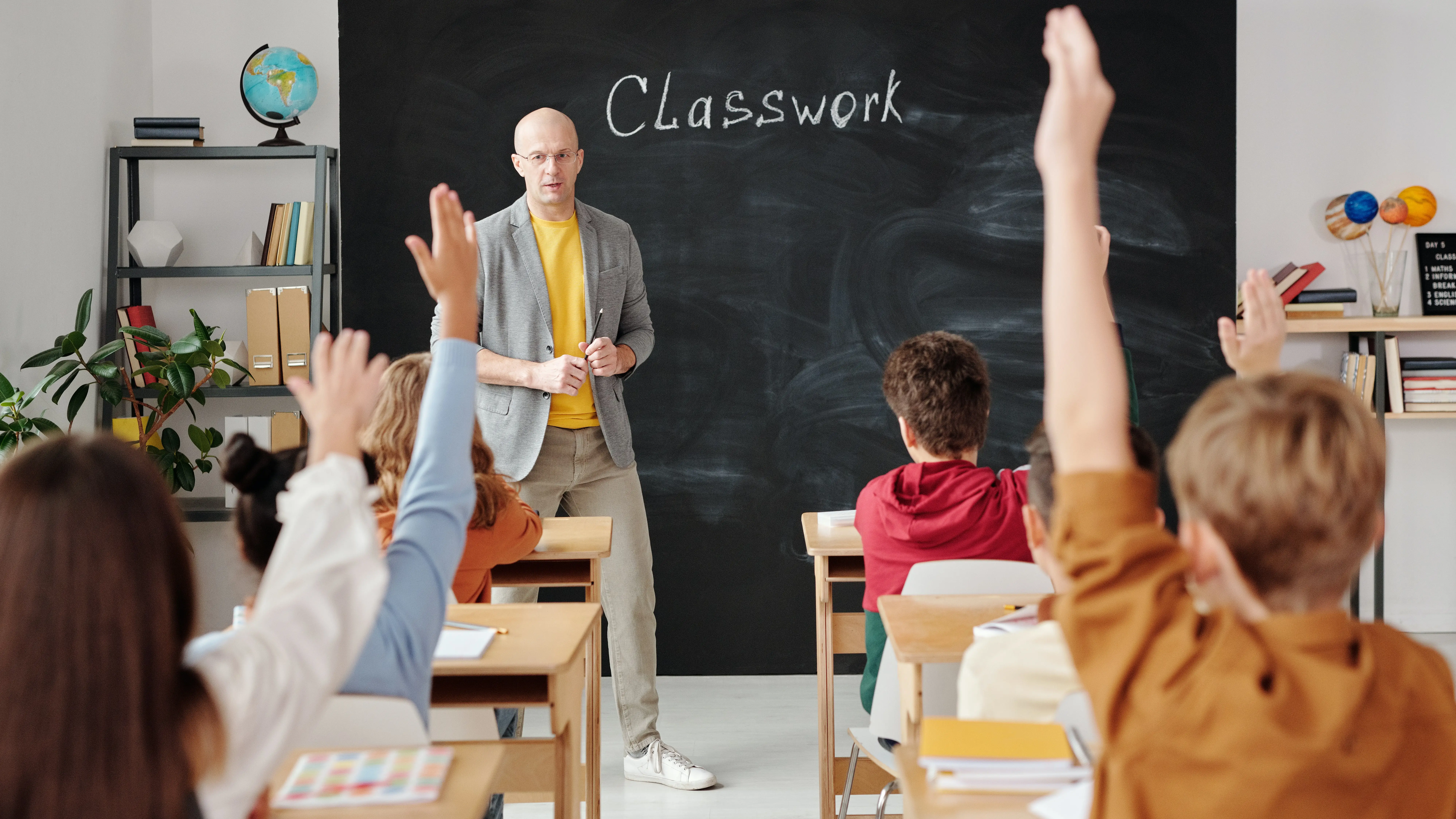 Profesor dando clase Profesor dando clase