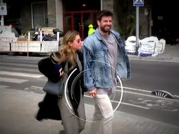 Gerard Piqué y Clara Chía, más felices que nunca: abrazos, risas e incluso vaciles con la prensa Gerard Piqué y Clara Chía, más felices que nunca: abrazos, risas e incluso vaciles con la prensa
