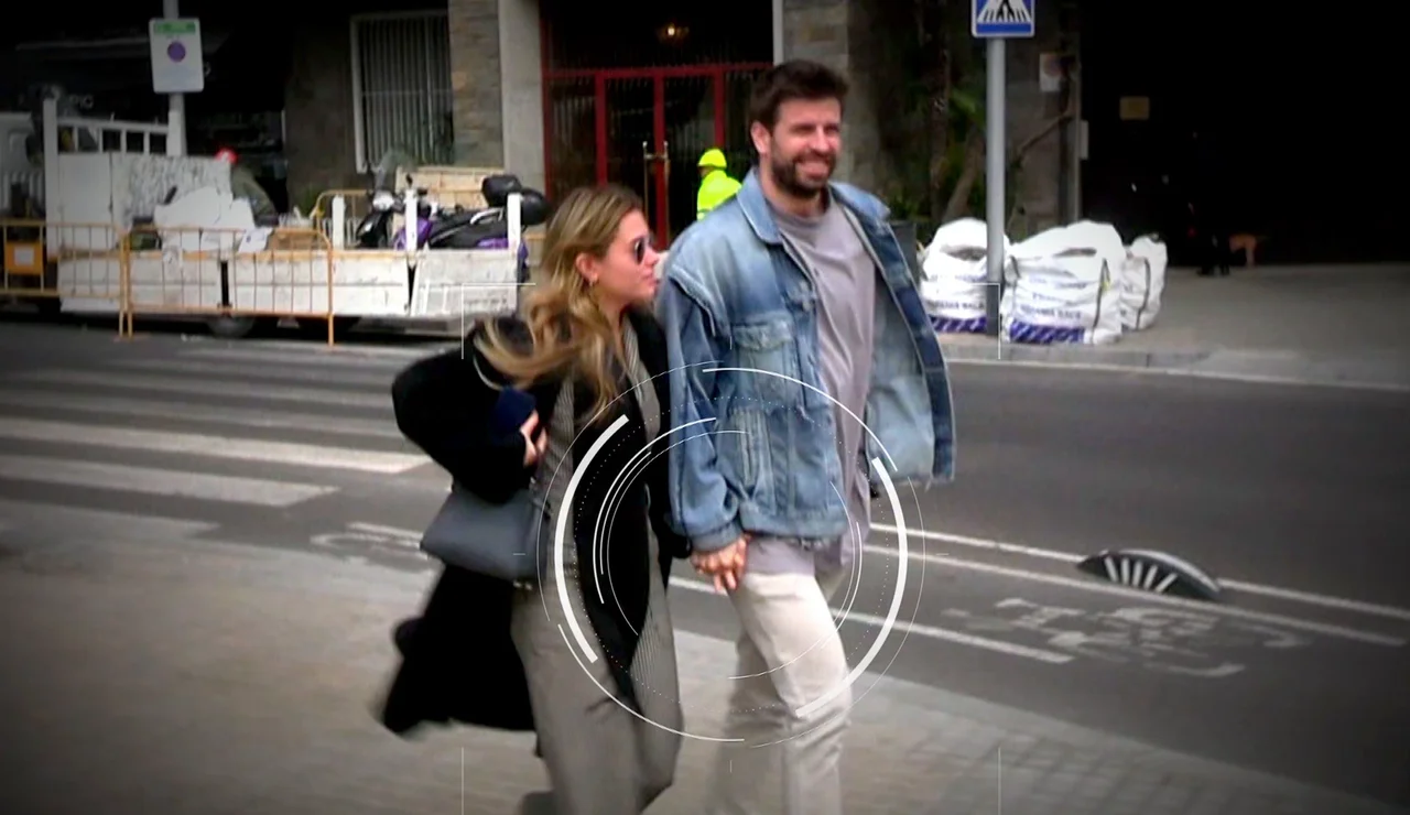 Gerard Piqué y Clara Chía, más felices que nunca: abrazos, risas e incluso vaciles con la prensa