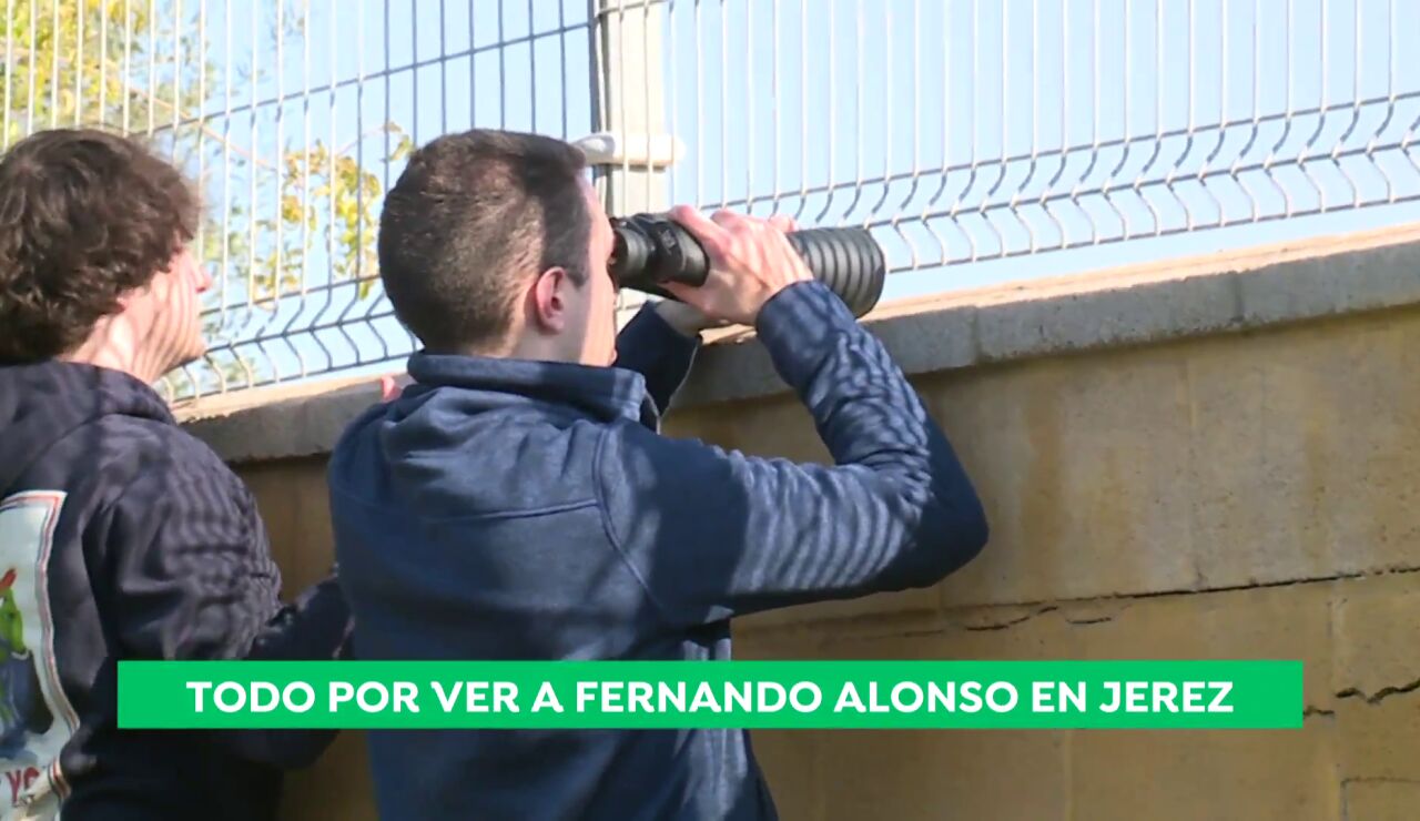 Aficionados tratan de ver a Fernando Alonso en Jerez