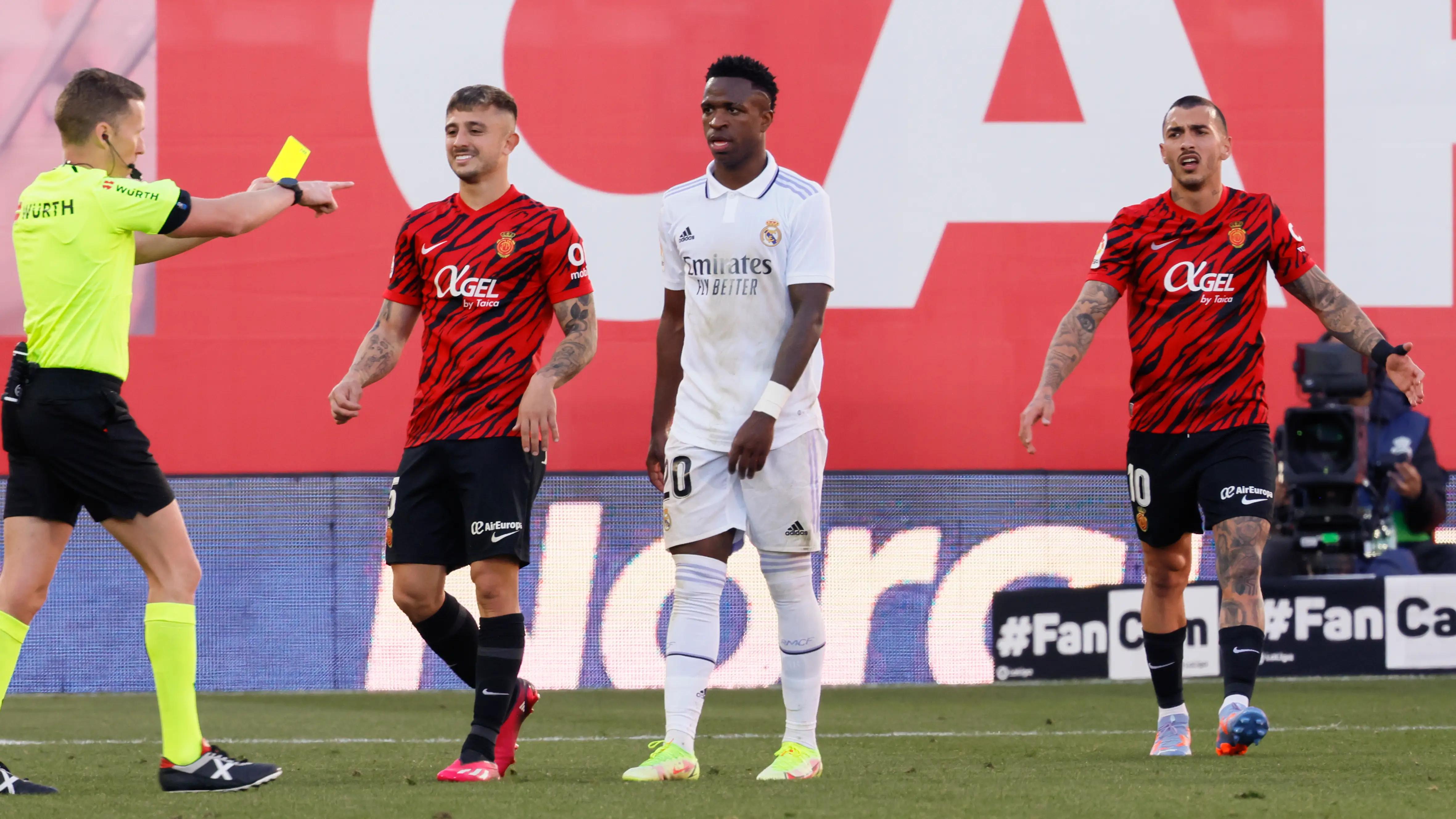 Alejandro Hernández Hernández muestra una cartulina durante el Mallorca - Real Madrid Alejandro Hernández Hernández muestra una cartulina durante el Mallorca - Real Madrid