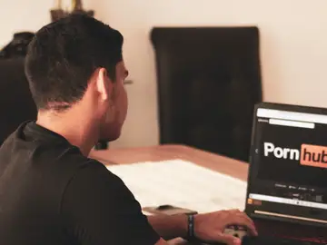 Un joven consumiendo porno Un joven consumiendo porno