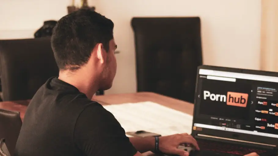 Un joven consumiendo porno 