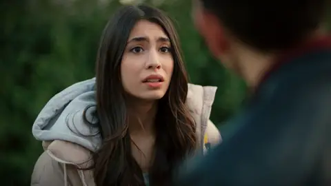 Ömer defiende a Tolga y él le acusa delante de Cemile: "Mira lo que me ha hecho tu querido amigo" Ömer defiende a Tolga y él le acusa delante de Cemile: "Mira lo que me ha hecho tu querido amigo"