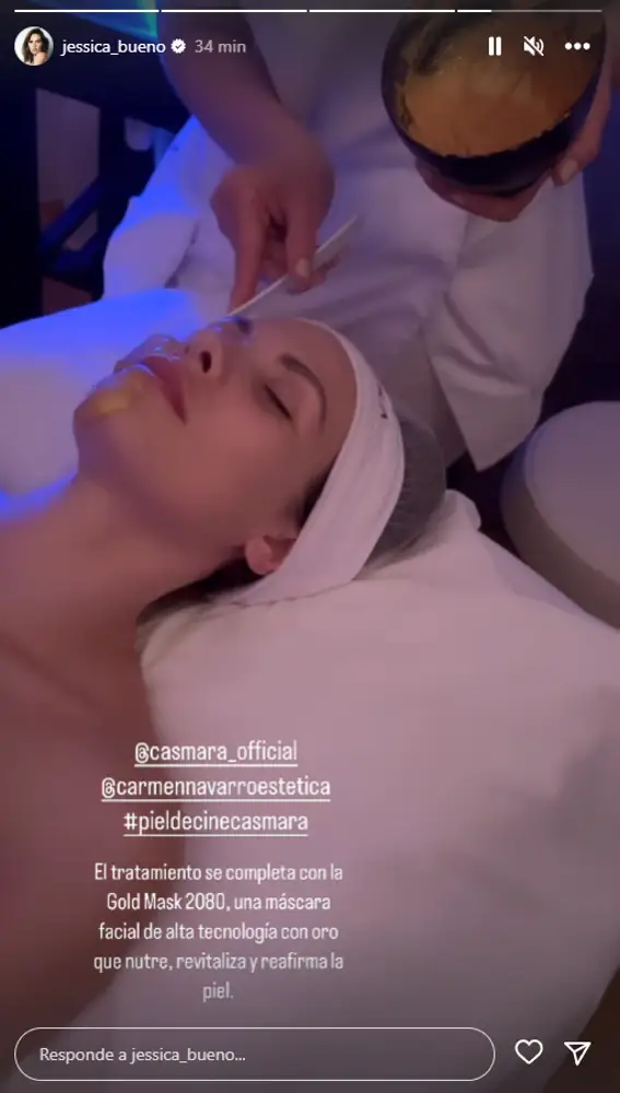 Jessica Bueno muestra cómo le aplican en el rostro "la Gold Mask 2080"