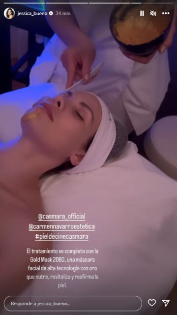 Jessica Bueno muestra cómo le aplican en el rostro "la Gold Mask 2080"
