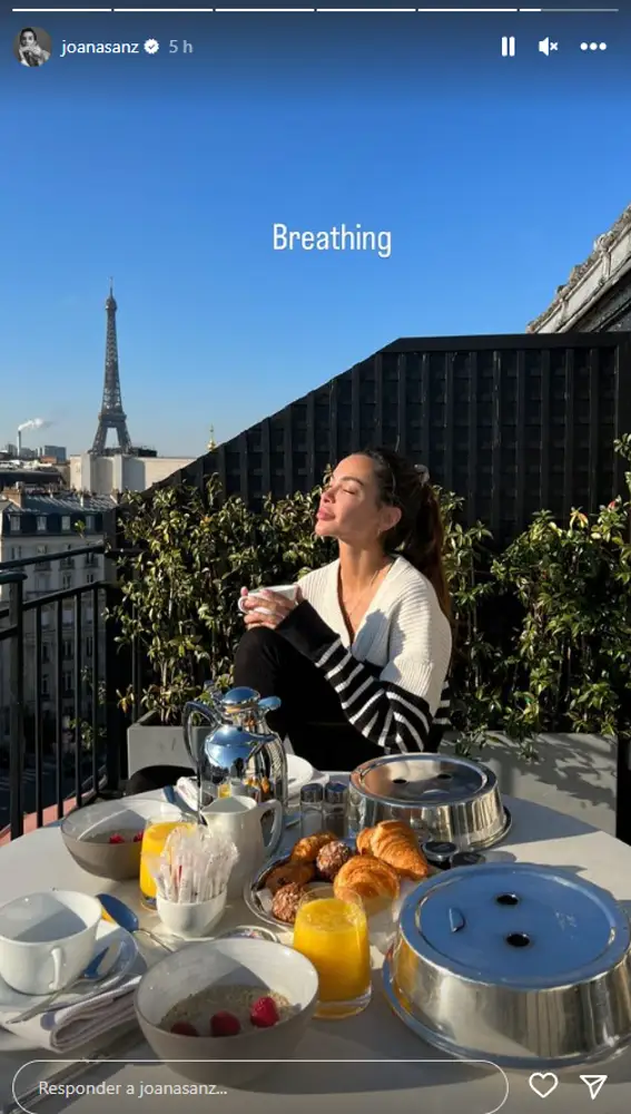 Joana Sanz disfrutando de un desayuno en París