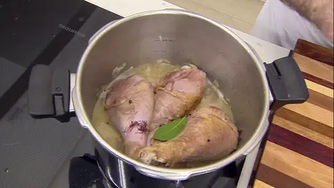 Añade los muslos a la olla Añade los muslos a la olla