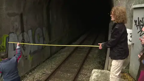 Los vecinos de Cudillero miden el túnel Los vecinos de Cudillero miden el túnel