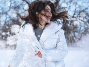 Chica abrigada en la nieve