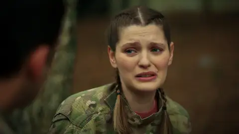 ¡Batalla de Paintball en el colegio Ataman!: Oğulcan se deja ganar por Harika y su equipo pierde la partida ¡Batalla de Paintball en el colegio Ataman!: Oğulcan se deja ganar por Harika y su equipo pierde la partida