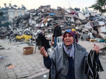 Una mujer turca lamenta los destrozos causados por el terremoto