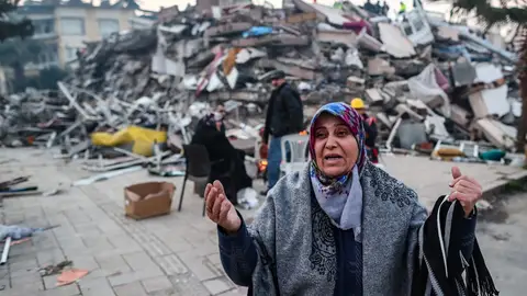 Una mujer turca lamenta los destrozos causados por el terremoto Una mujer turca lamenta los destrozos causados por el terremoto
