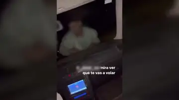 A 80 km/h con una persona subida al capó A 80 km/h con una persona subida al capó