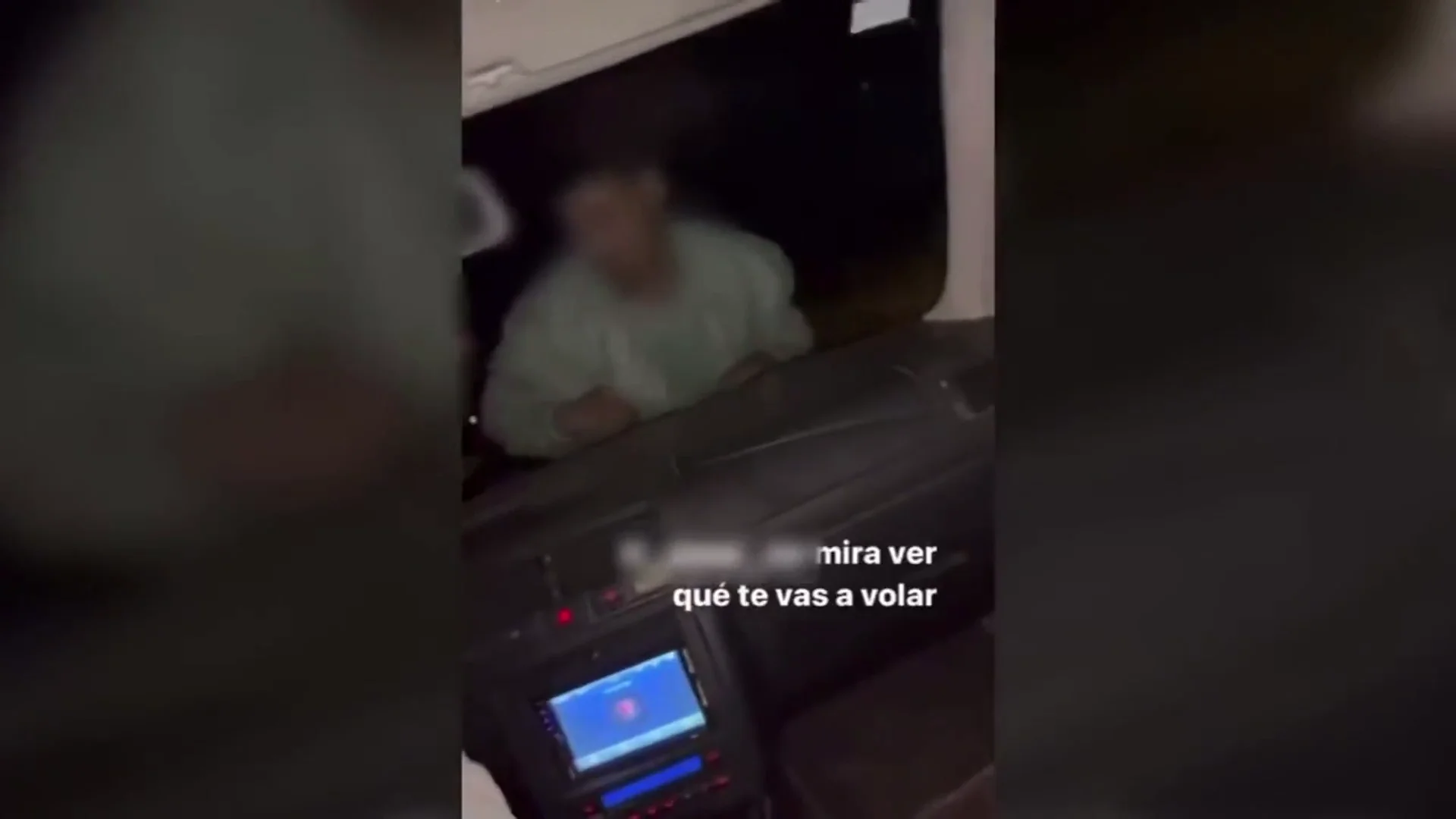 A 80 km/h con una persona subida al capó A 80 km/h con una persona subida al capó