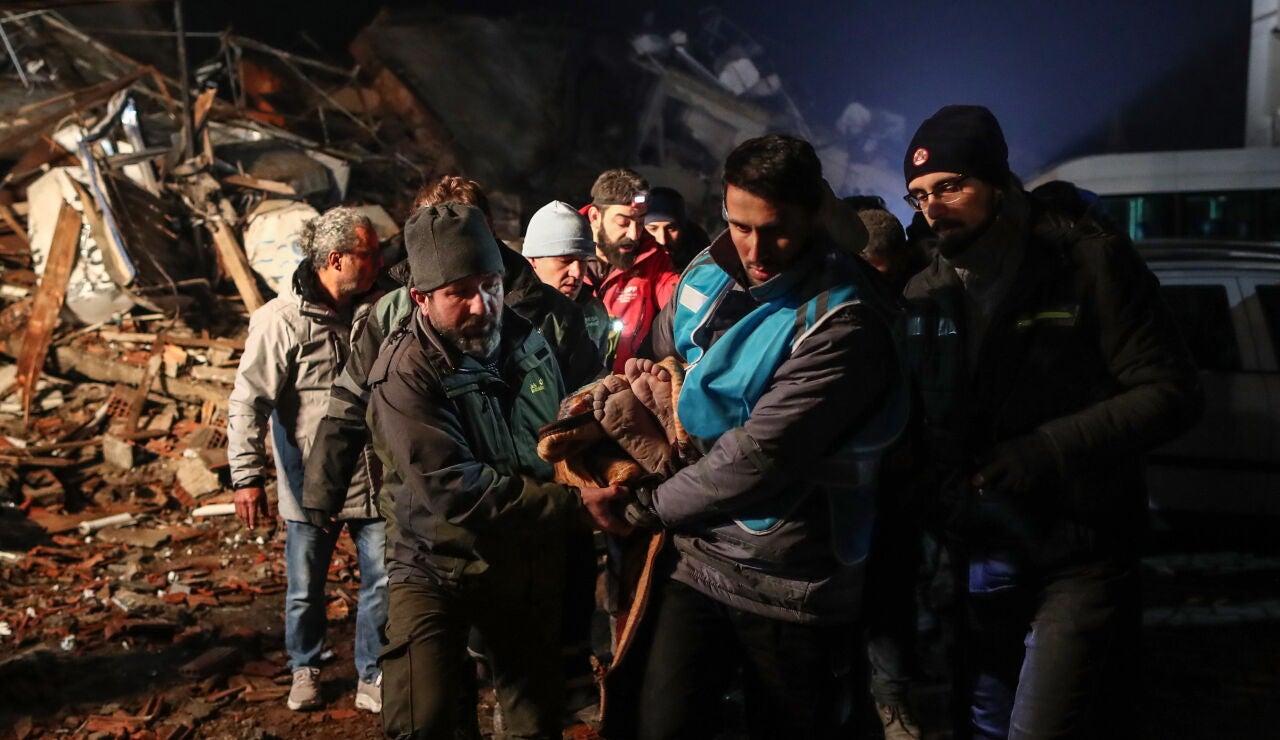 Rescate de una persona tras el terremoto en Turquía