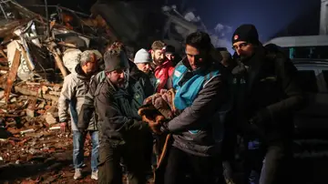 Rescate de una persona tras el terremoto en Turquía