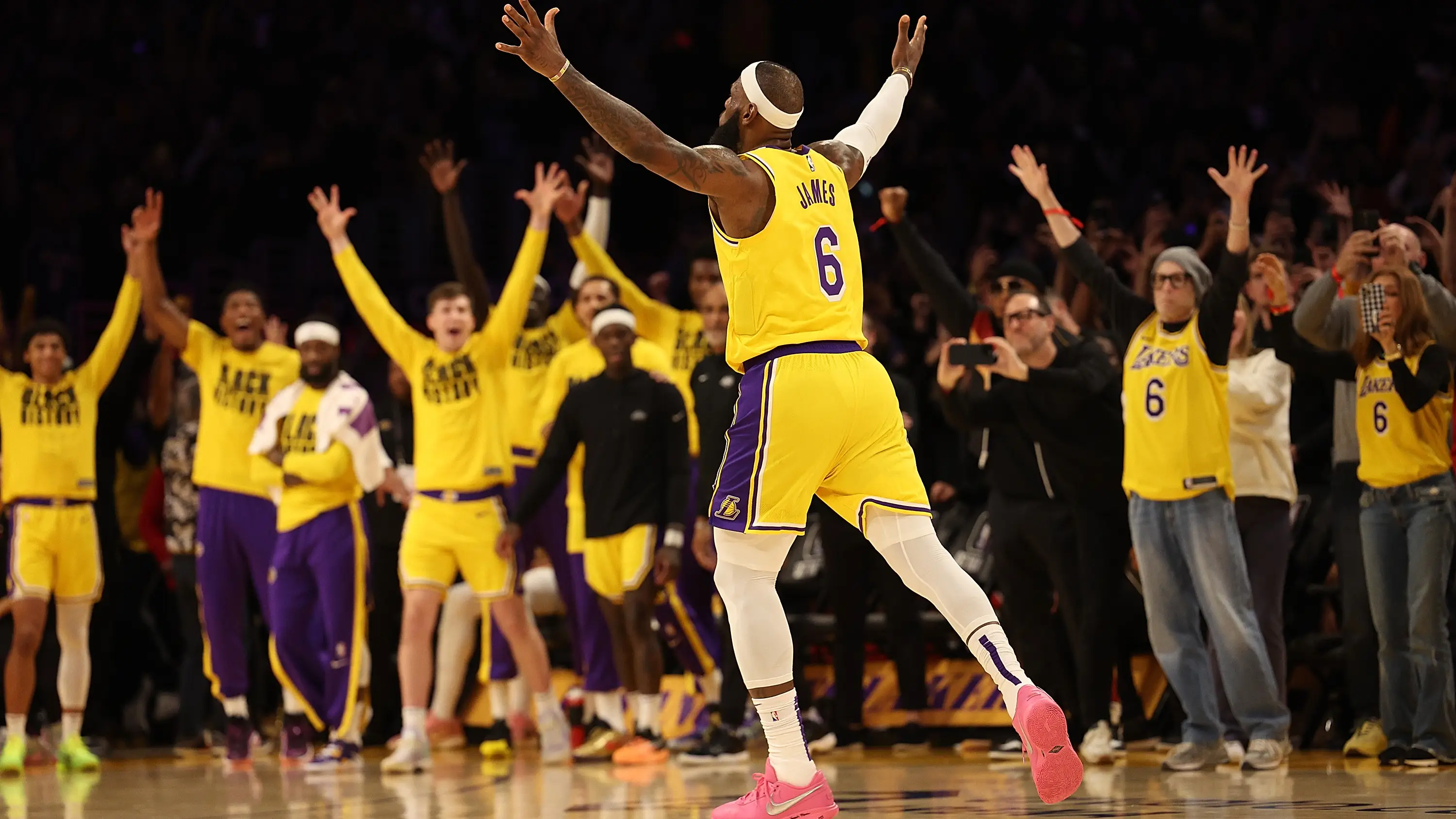 LeBron James en el momento de batir el récord de Abdul-Jabbar LeBron James en el momento de batir el récord de Abdul-Jabbar