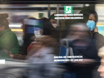  Varias personas viajan en un autobús urbano