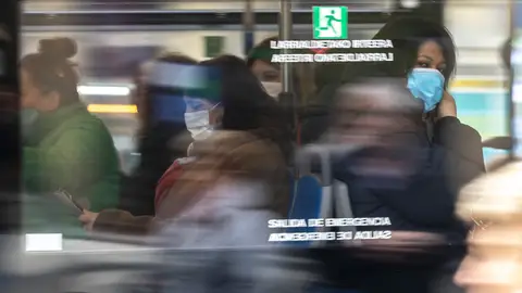 Varias personas viajan en un autobús urbano Varias personas viajan en un autobús urbano