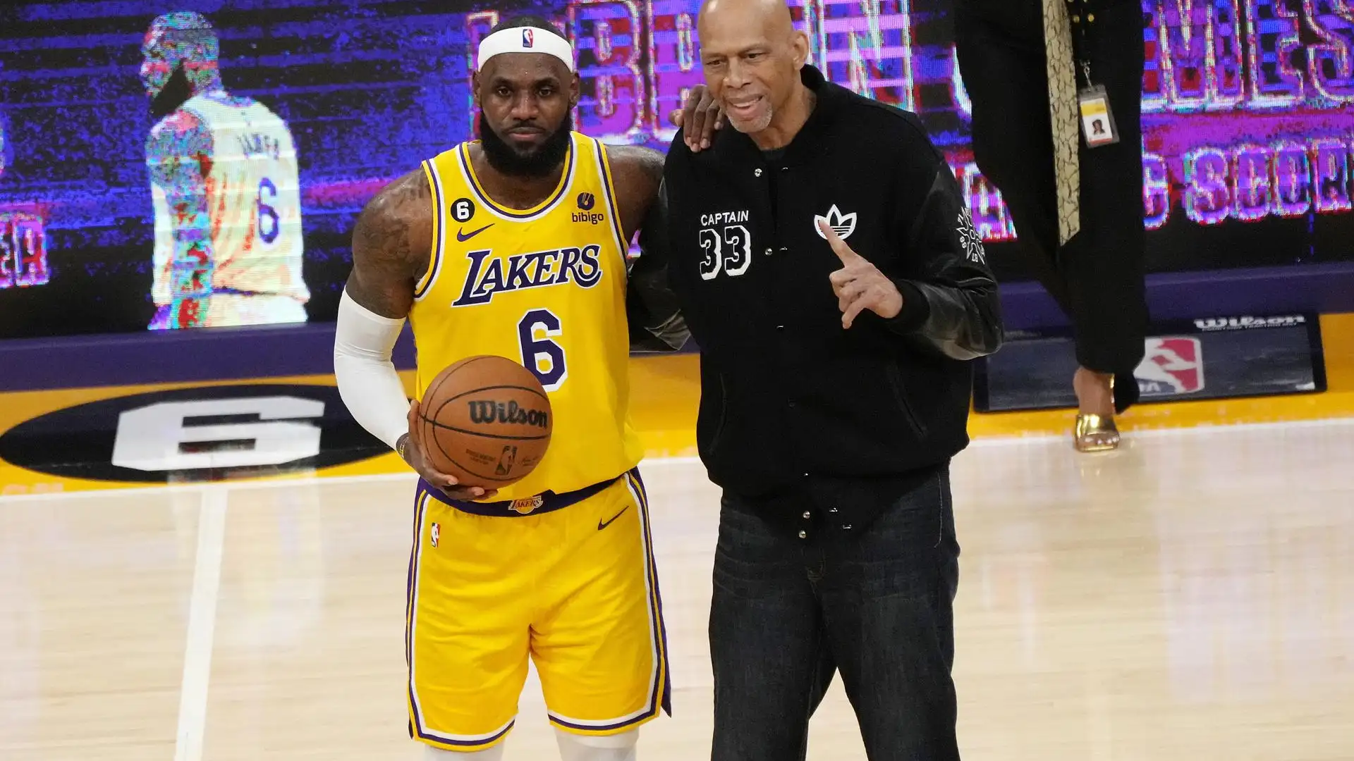 LeBron James posa junto a Abdul-Jabbar tras arrebatarle su récord LeBron James posa junto a Abdul-Jabbar tras arrebatarle su récord