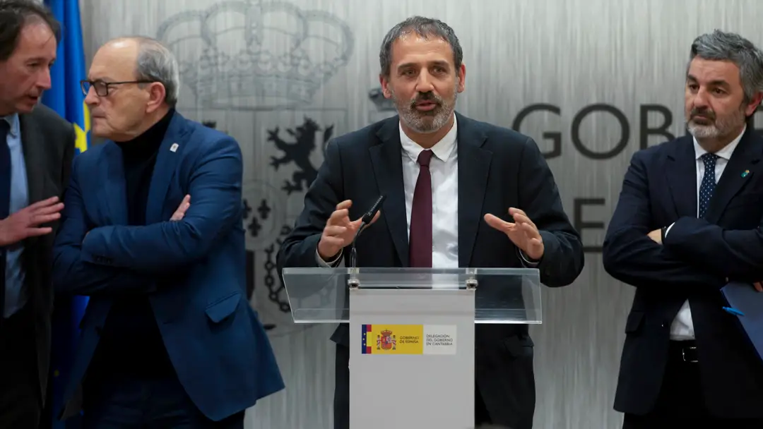 El secretario general de Infraestructuras, Xavier Flores, y los consejeros de Cantabria, Jos&eacute; Luis Goichicoa y Javier L&oacute;pez Marcano y de Asturias, Alejandro Calvo
