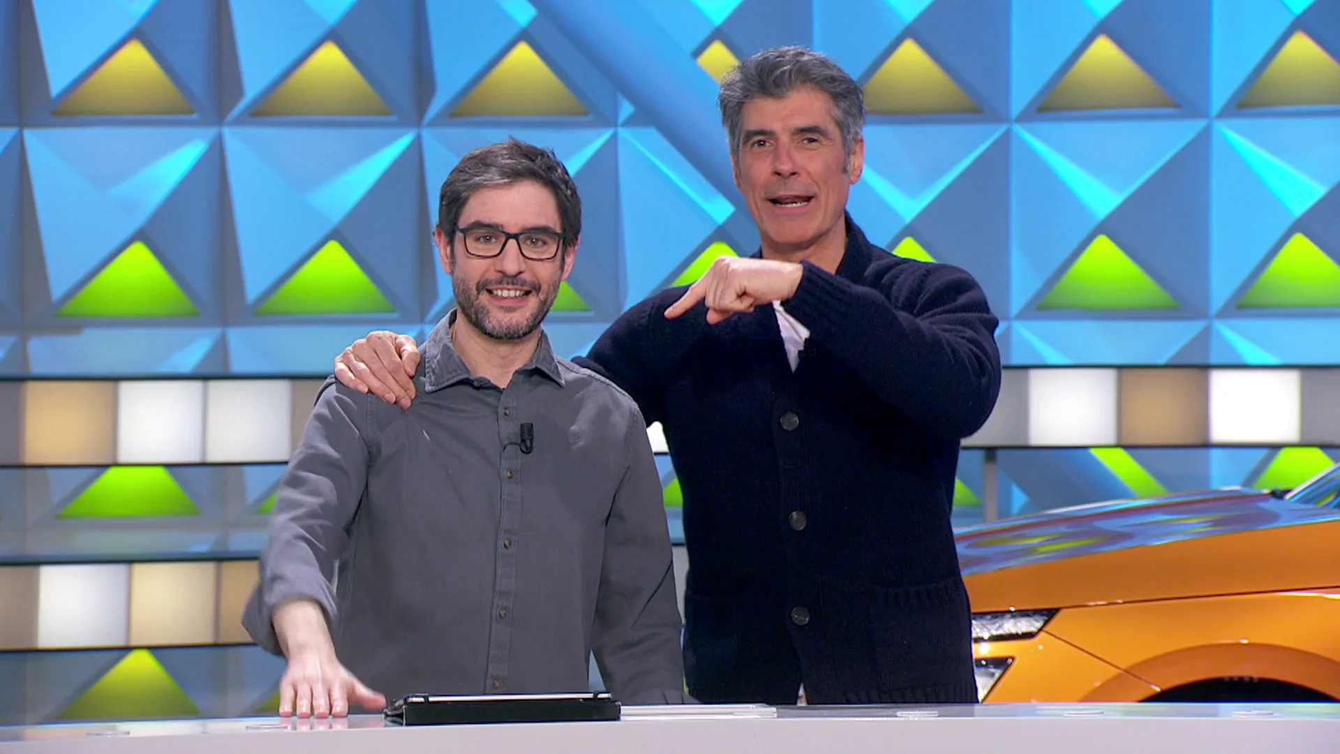 Juanra Bonet se cuela en el plató para presentar el estreno de ‘El círculo de los Famosos’ Juanra Bonet se cuela en el plató para presentar el estreno de ‘El círculo de los Famosos’