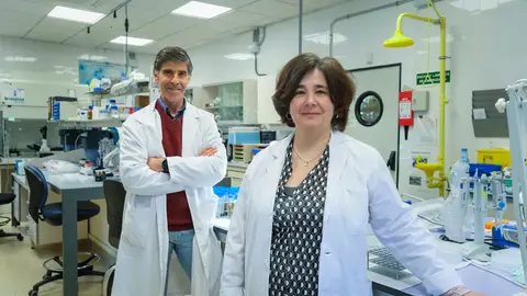 Mariano Higes Pascual y Raquel Martín Hernández, doctores en Veterinaria, los dos investigadores que encabezan el equipo del Centro Apícola de Marchamalo Mariano Higes Pascual y Raquel Martín Hernández, doctores en Veterinaria, los dos investigadores que encabezan el equipo del Centro Apícola de Marchamalo