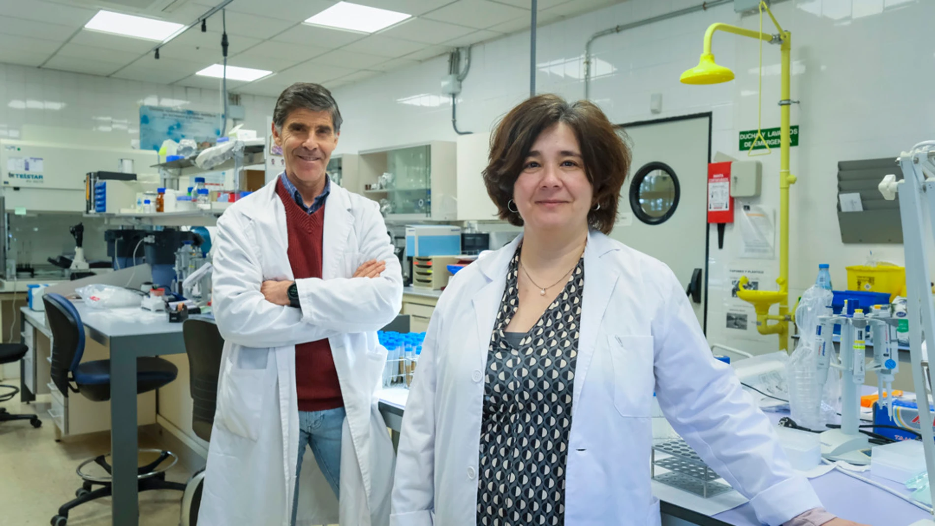 Mariano Higes Pascual y Raquel Martín Hernández, doctores en Veterinaria, los dos investigadores que encabezan el equipo del Centro Apícola de Marchamalo