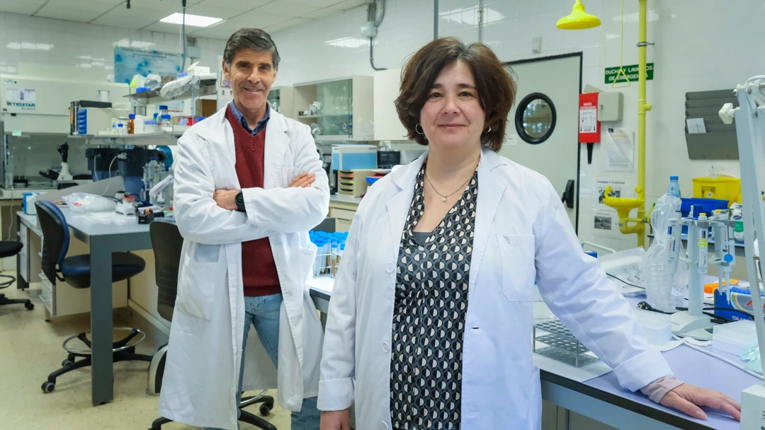 Mariano Higes Pascual y Raquel Martín Hernández, doctores en Veterinaria, los dos investigadores que encabezan el equipo del Centro Apícola de Marchamalo Mariano Higes Pascual y Raquel Martín Hernández, doctores en Veterinaria, los dos investigadores que encabezan el equipo del Centro Apícola de Marchamalo
