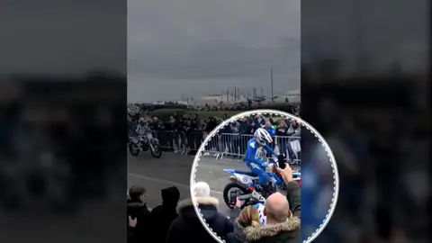 Momento en el que un piloto atropella a un rival de forma intencionada Momento en el que un piloto atropella a un rival de forma intencionada