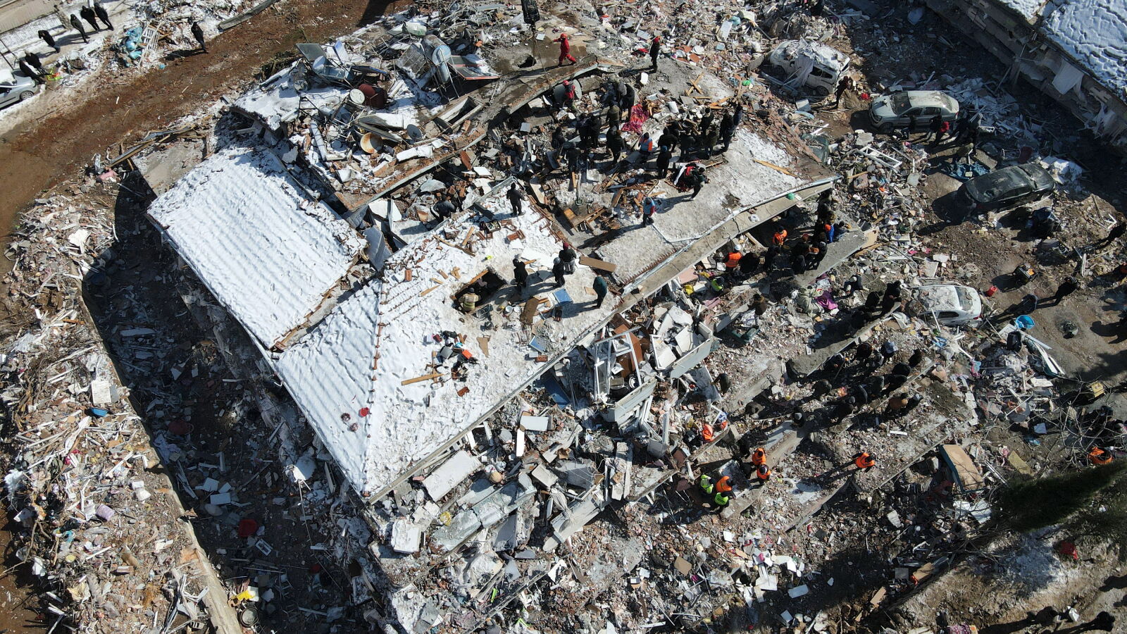 Las devastadoras consecuencias del terremoto: hospitales desbordados y cadáveres apilados en la calle