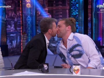 El beso fugaz de Eduardo Navarrete y Pablo Motos: "&iquest;A qu&eacute; dan ganas de besarlos?"
