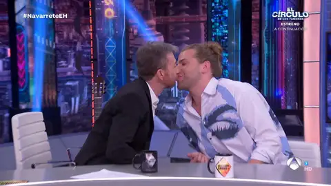 El beso fugaz de Eduardo Navarrete y Pablo Motos: "¿A qué dan ganas de besarlos?" El beso fugaz de Eduardo Navarrete y Pablo Motos: "¿A qué dan ganas de besarlos?"