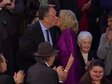 La imagen del supuesto beso en los labios entre Jill Biden y el marido de Kamala Harris