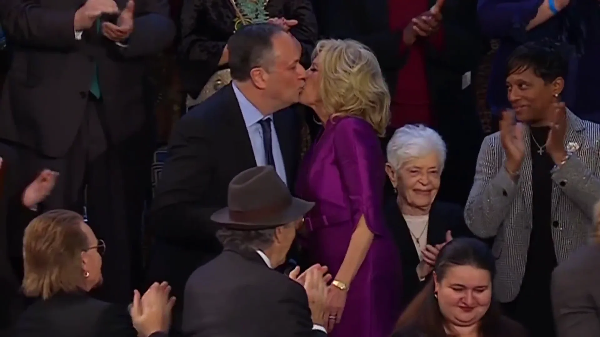 La imagen del supuesto beso en los labios entre Jill Biden y el marido de Kamala Harris La imagen del supuesto beso en los labios entre Jill Biden y el marido de Kamala Harris