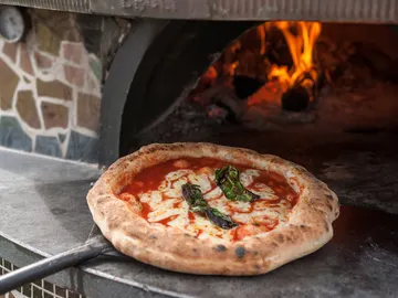 Pizza en horno de leña Pizza en horno de leña