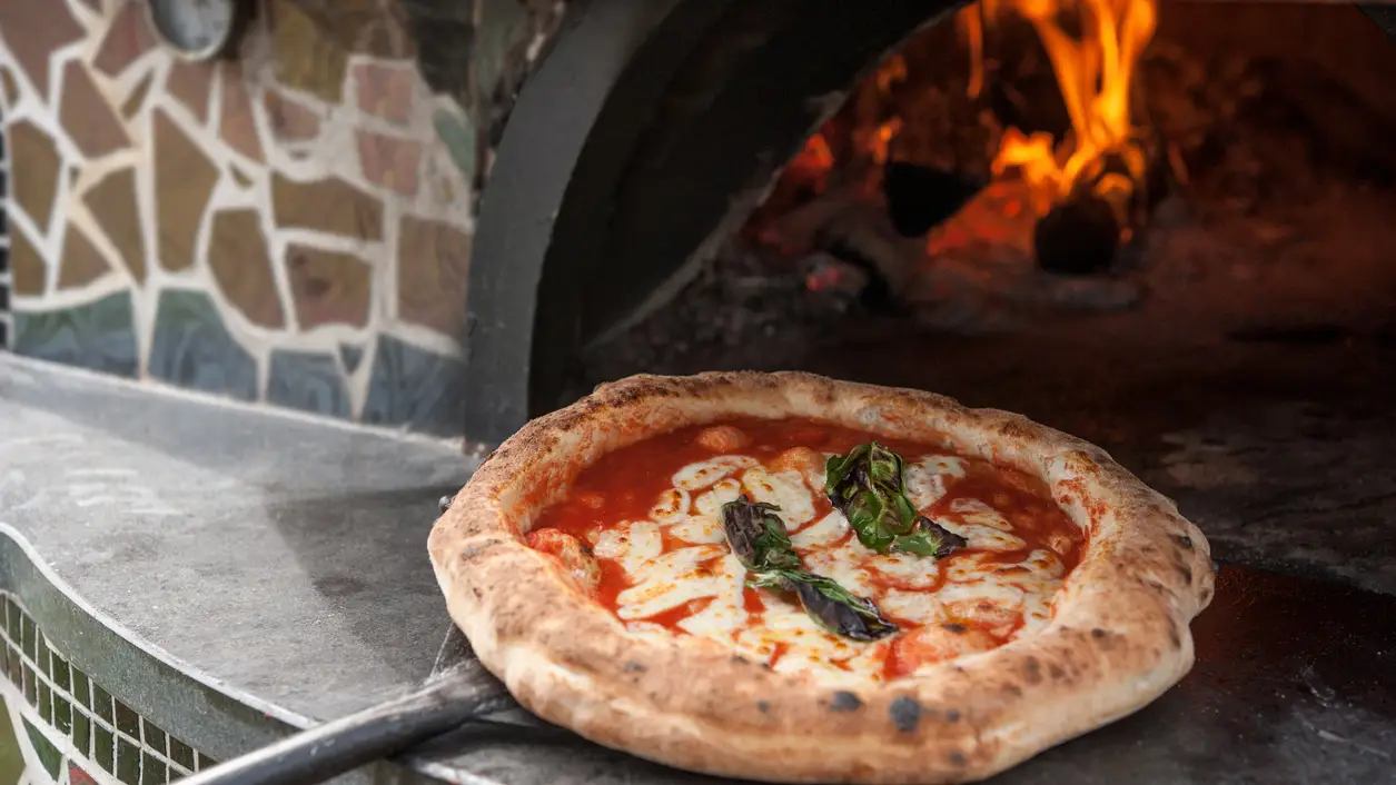 Pizza en horno de le&ntilde;a