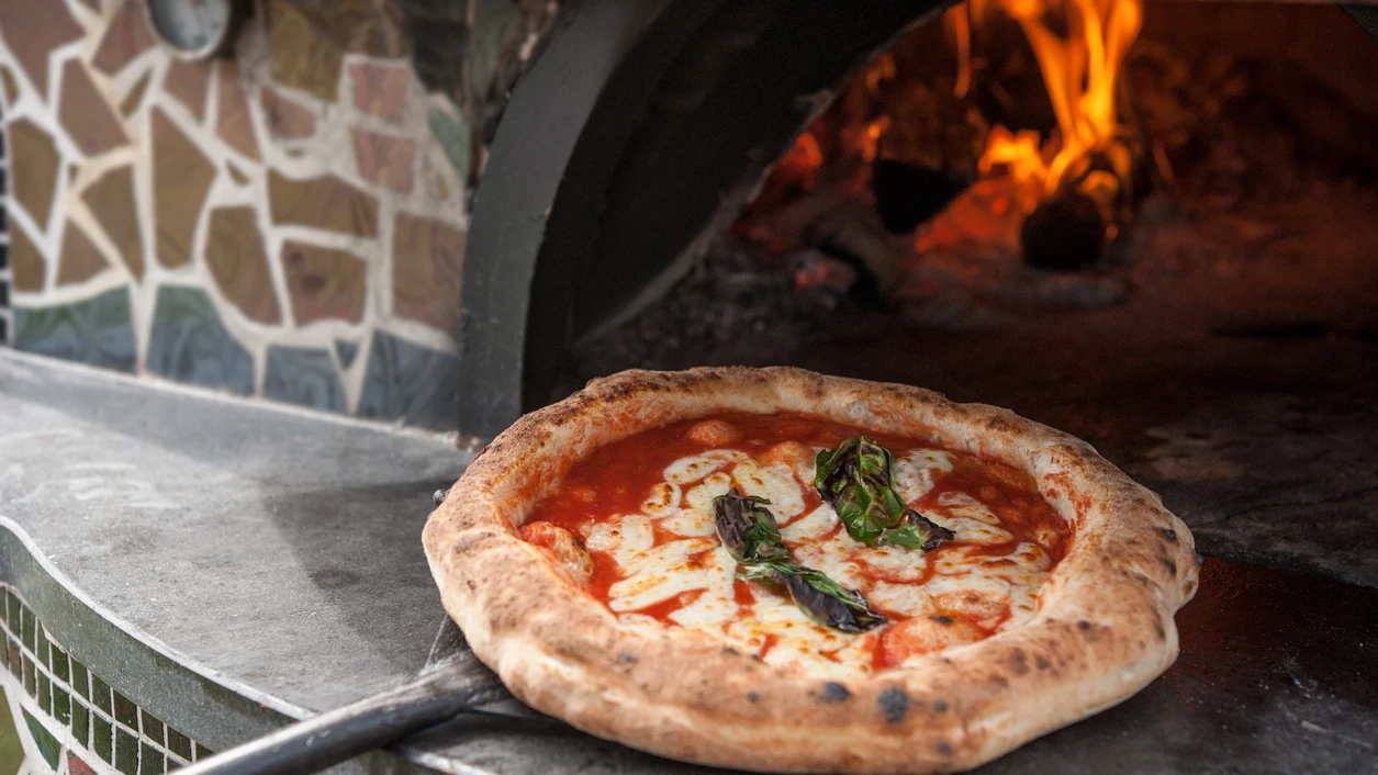 Pizza en horno de le&ntilde;a