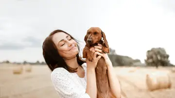 Mujer con un perro