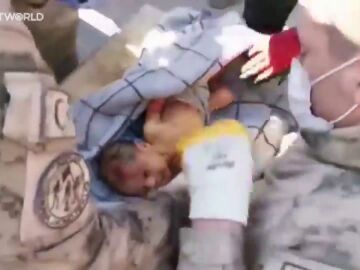 Niño recién nacido encontrado tres días más tarde del terremoto de Turquía y Siria