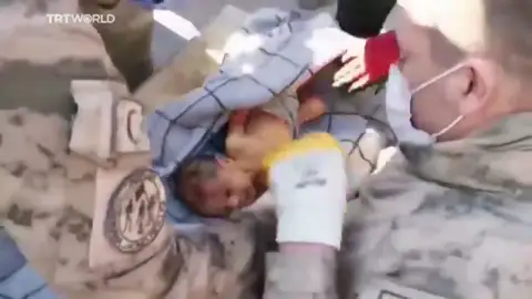 Niño recién nacido encontrado tres días más tarde del terremoto de Turquía y Siria Antena 3 Noticias