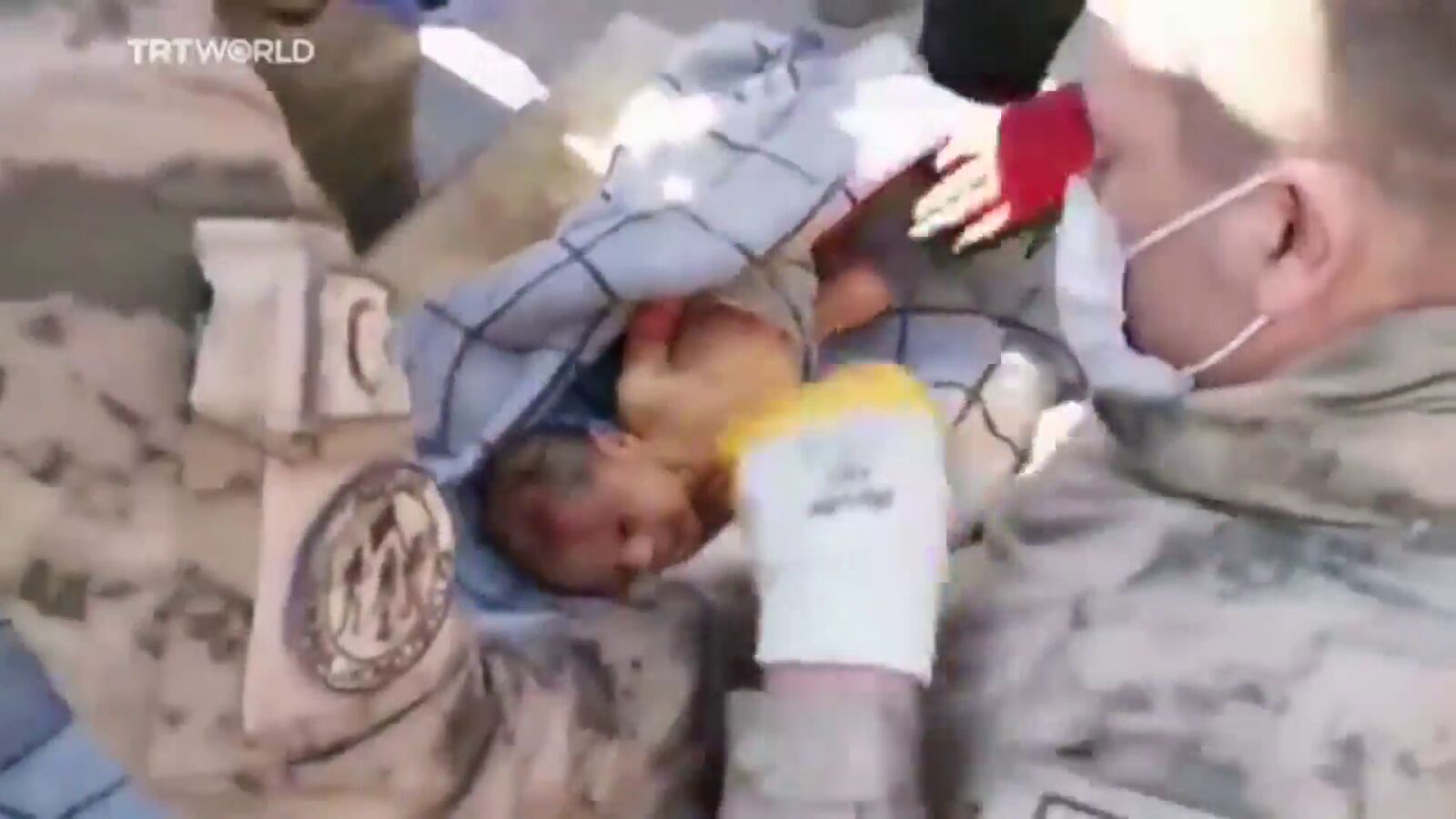 Encuentran a un recién nacido entre los escombros tres días después del terremoto de Turquía y Siria