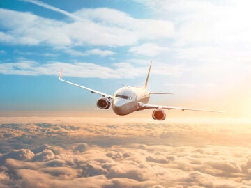 Imagen de un avión cruzando el cielo