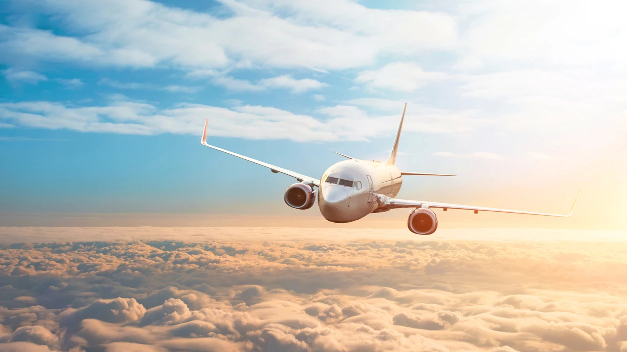 Imagen de un avión cruzando el cielo Imagen de un avión cruzando el cielo